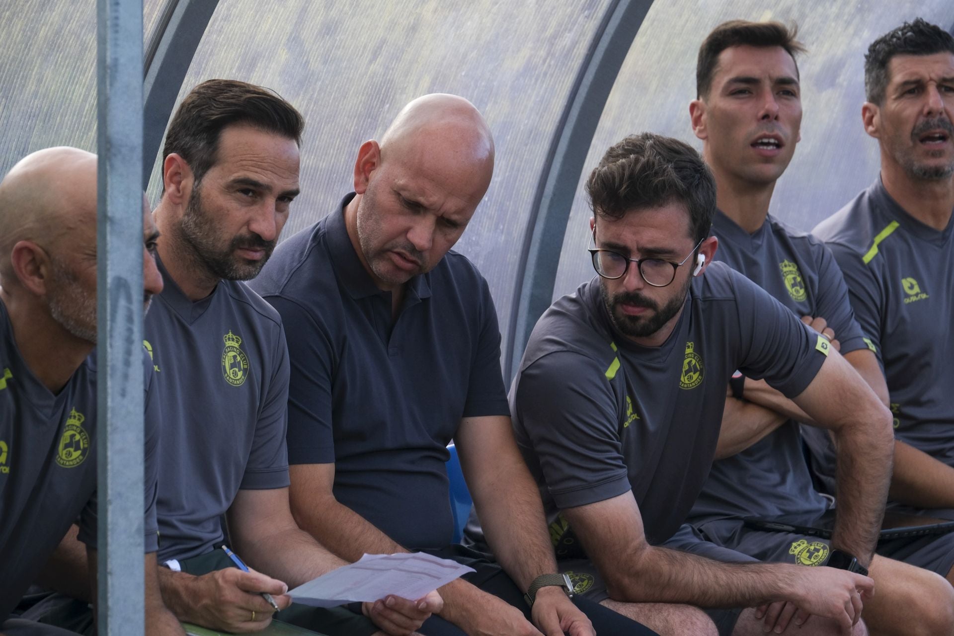José Alberto y Pablo Álvarez comprueban las instrucciones junto al resto del cuerpo técnico.