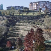 Ladera donde se proyecta construir el funicular que accede al pueblo alto de Suances, junto al Palacio Jaime del Amo.