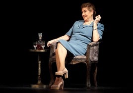 Luisa Martín, en una escena de la obra que se representa este fin de semana en Santander.
