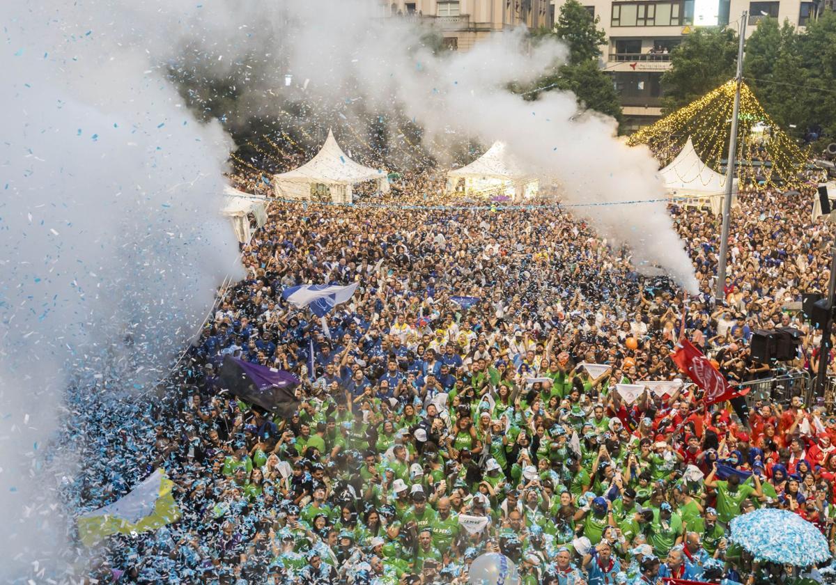 Las peñas, en el día del chupinazo, celebran el inicio de la Semana Grande de Santander.