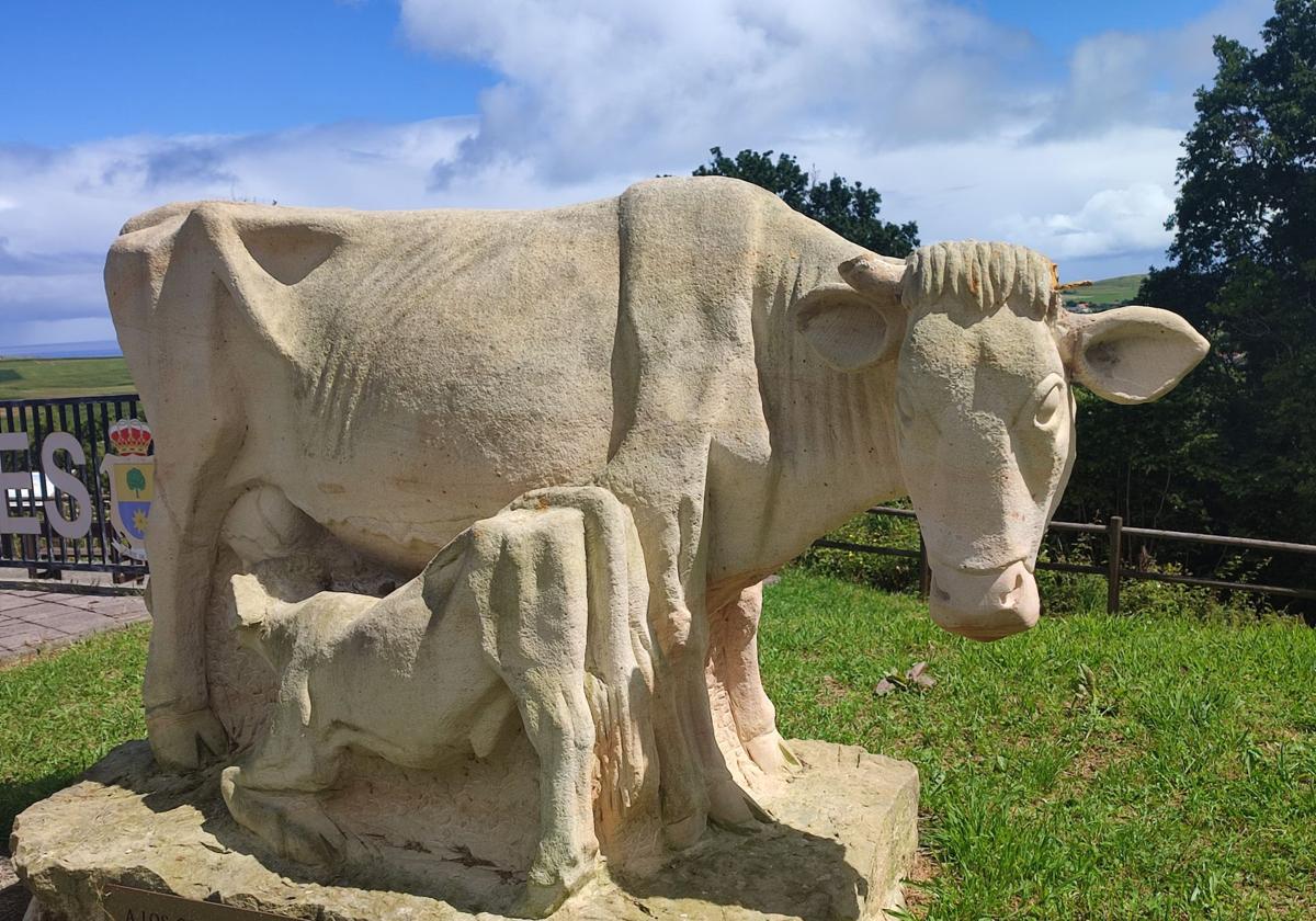 El monumento de la vaca de Novales ha vuelto a perder los cuernos.