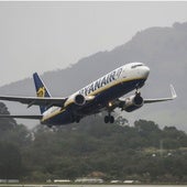 Un avión de Ryanair despega del Seve Ballesteros.