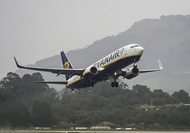 Un avión de Ryanair despega del Seve Ballesteros.