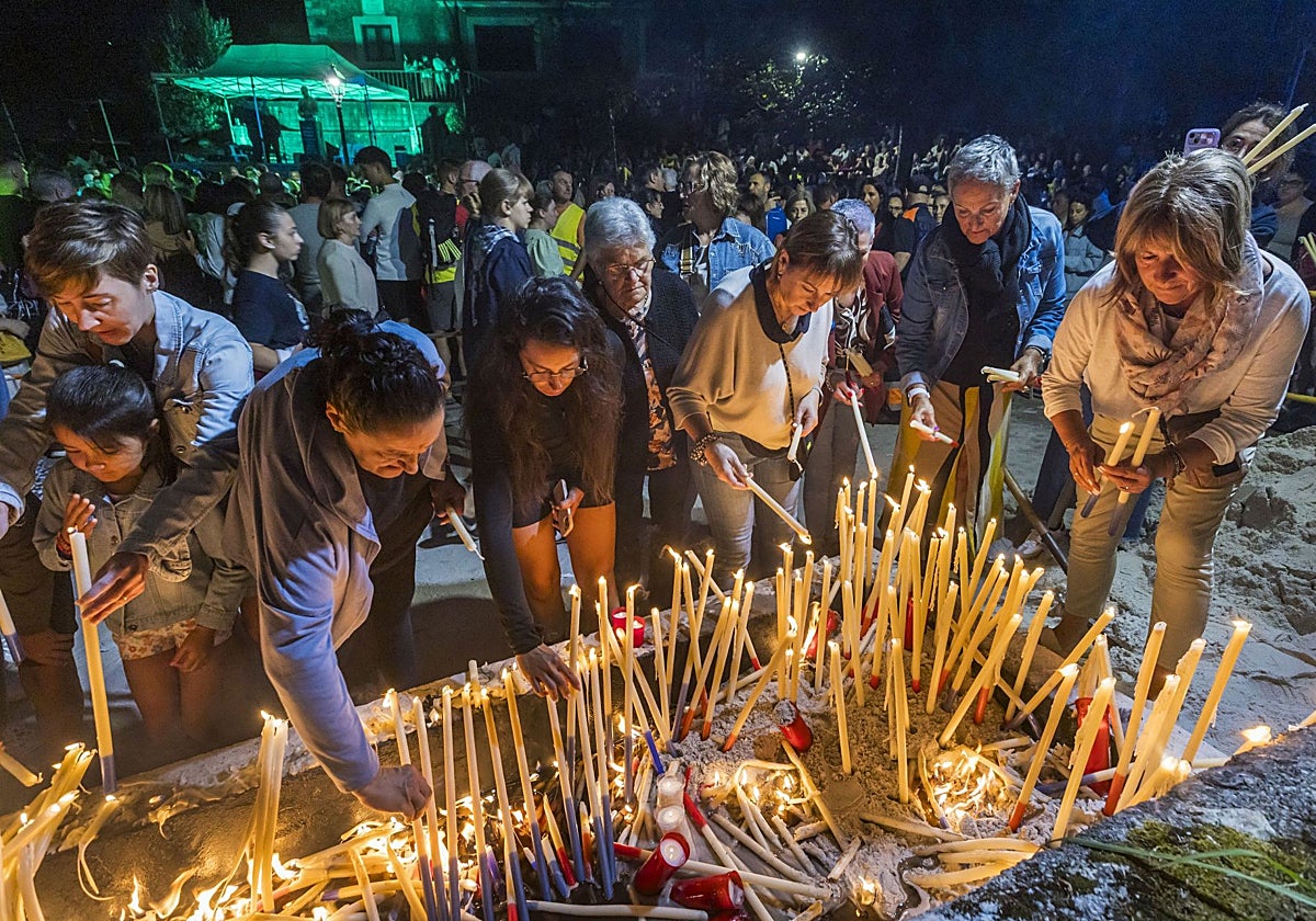 Unos fieles prendiendo las velas en Revilla de Camargo este año.