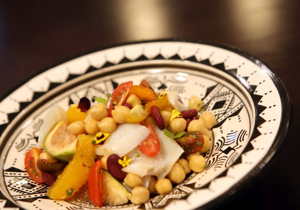 Ensalada de garbanzos con bacalao y cítricos.