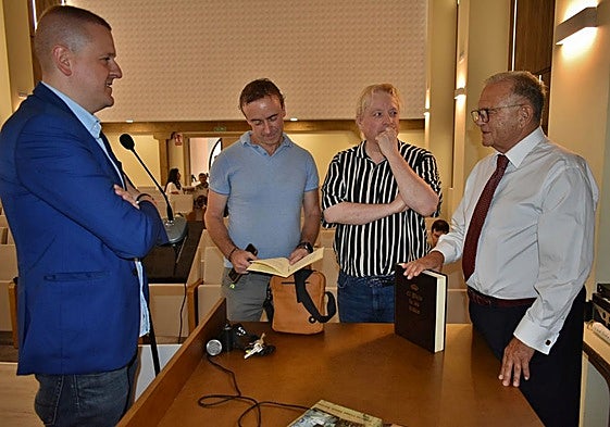 El alcalde y el responsable de Sogema con los dos ponentes del Foro de Estudios Medievales.