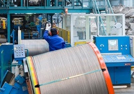 Un trabajador de GMI en las instalaciones de la empresa en Reinosa.