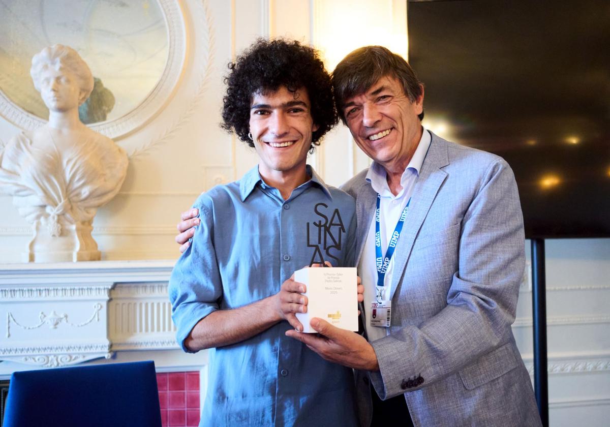 Mario Obrero recibe de manos del rector, Carlos Andradas, el IV Premio Taller Pedro Salinas en las Veladas Poéticas de la UIMP.