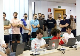 Agentes de la Policía Local amordazados para protestar contra el equipo de gobierno (PRC-PSOE), en Pleno de hace unas semanas.