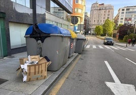 Una de las cajas llenas de documentos con información personal que aparecieron junto al contenedor de la calle Isabel II.