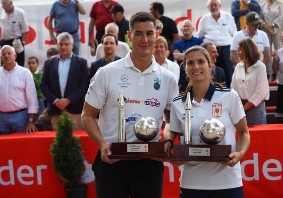 Víctor González y Marta Castillo con los trofeos del Memorial Marcelino Botín.