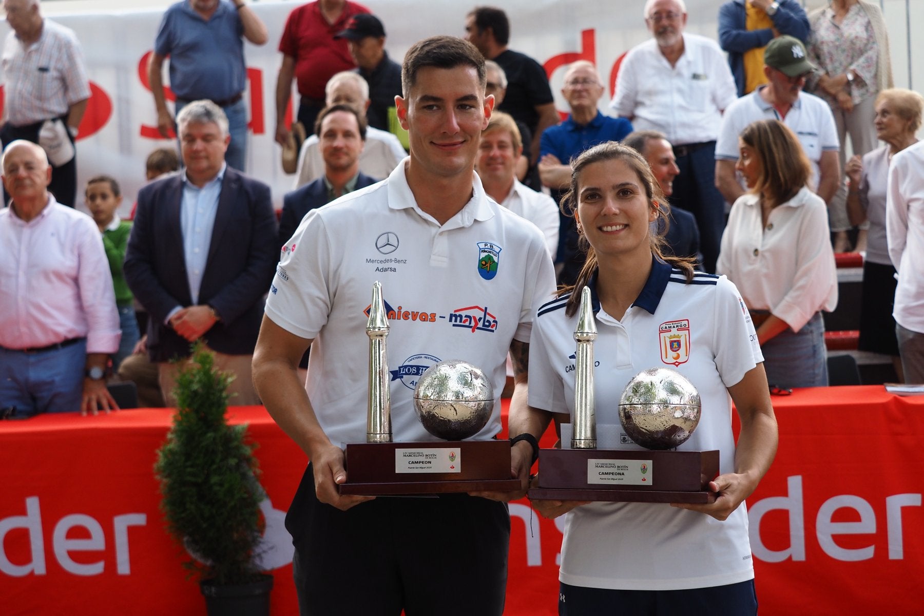 Víctor González y Marta Castillo con los trofeos del Memorial Marcelino Botín.