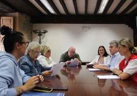 Representantes municipales firman el convenio con responsables de las cuatro entidades.