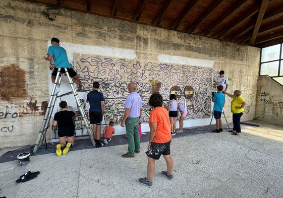 Participantes en el programa decoran un mural en Bielva.