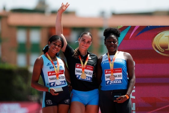 Andrea Tankeu, a la derecha, junto a la campeona, Inés López (centro) y Nineka Naomey, plata.