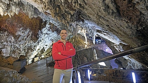 «Enseñamos la cueva, pero cada visitante puede girar la cabeza y descubrir su propio Soplao»