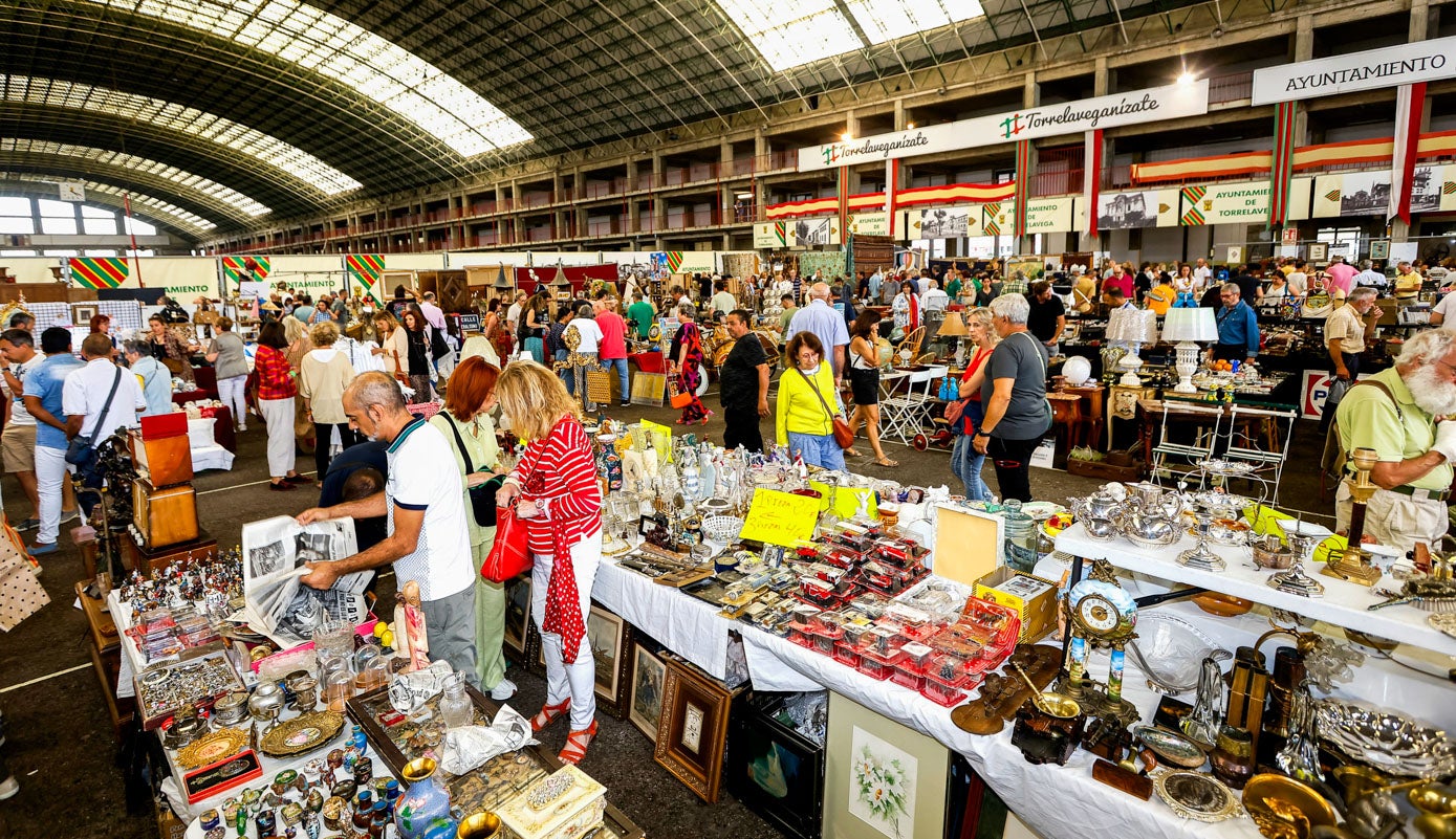 El Mercado Nacional de Ganados acoge hasta el domingo la feria de antigüedades 'Desembalaje Cantabria', con 79 expositores.