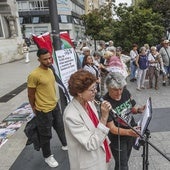 Activistas durante la lectura en la Plaza del Ayuntamiento de Santander