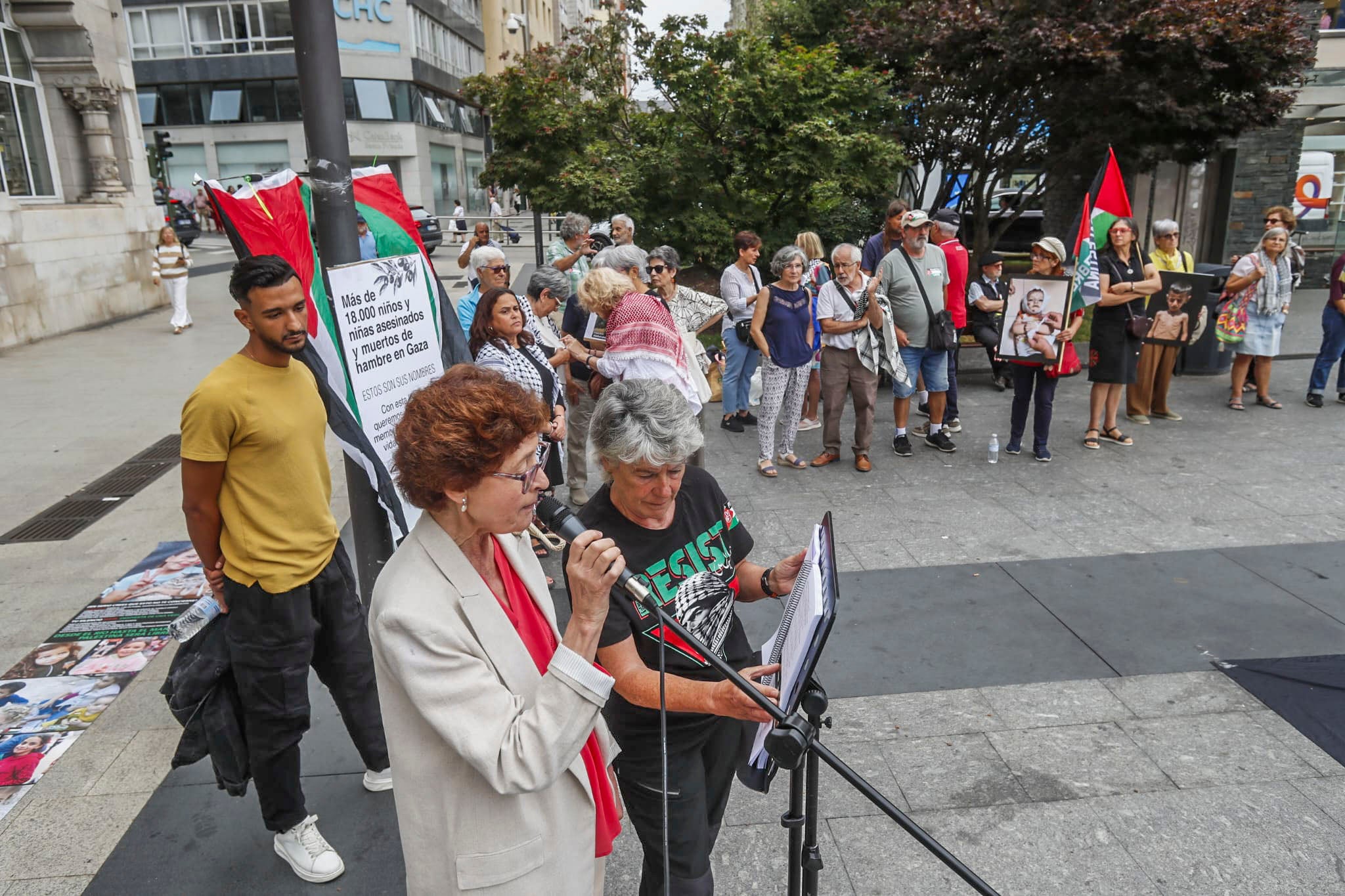 Activistas durante la lectura en la Plaza del Ayuntamiento de Santander