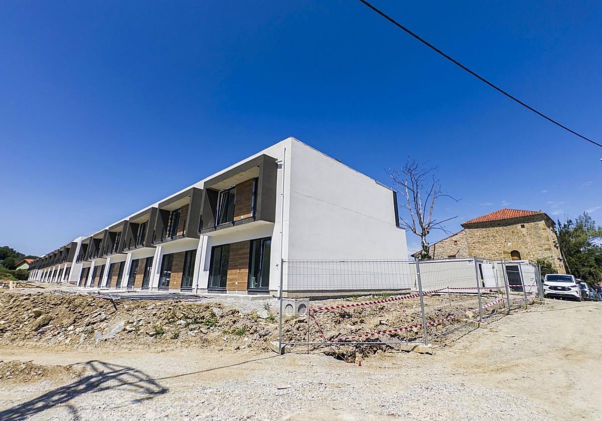 Los bloques de la urbanización 'Villa de Heras' lindan con la Torre de Alvarado, al ubicarse en el entorno protegido del inmueble.
