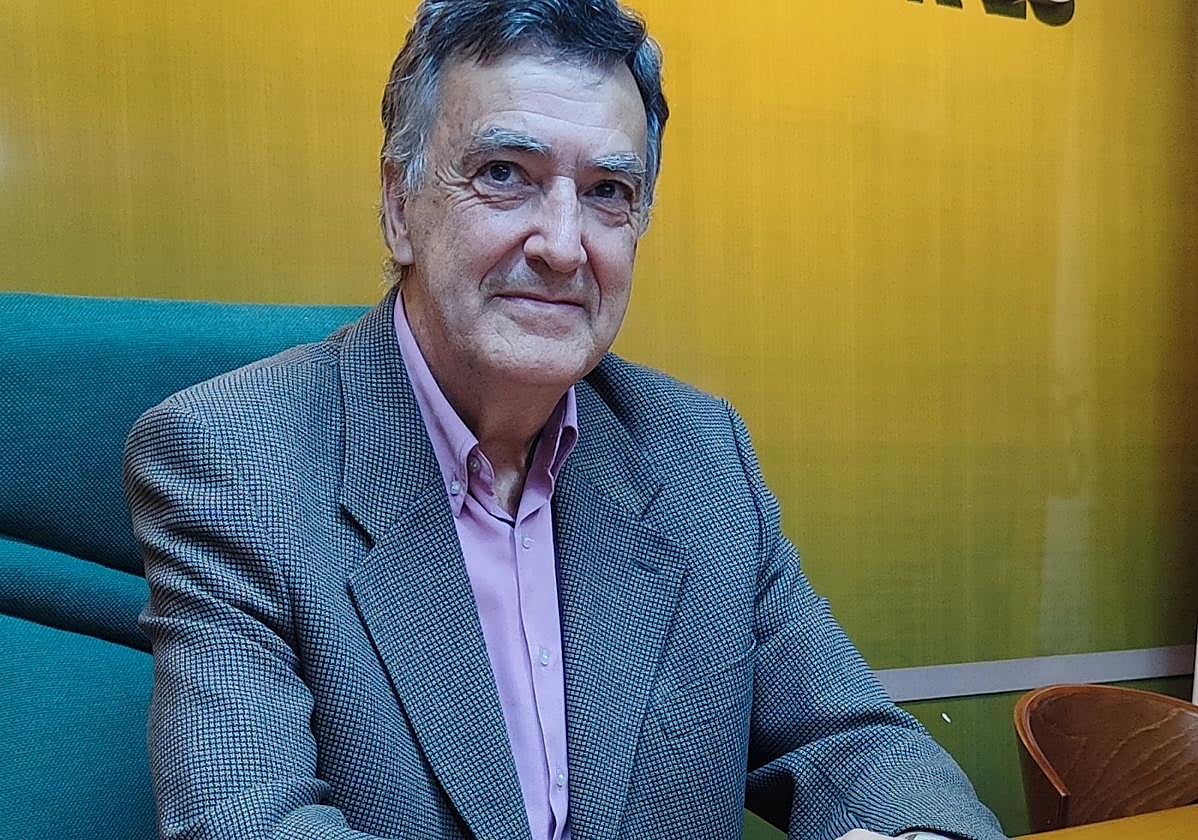 El secretario, en el salón de plenos del Ayuntamiento de Cartes.