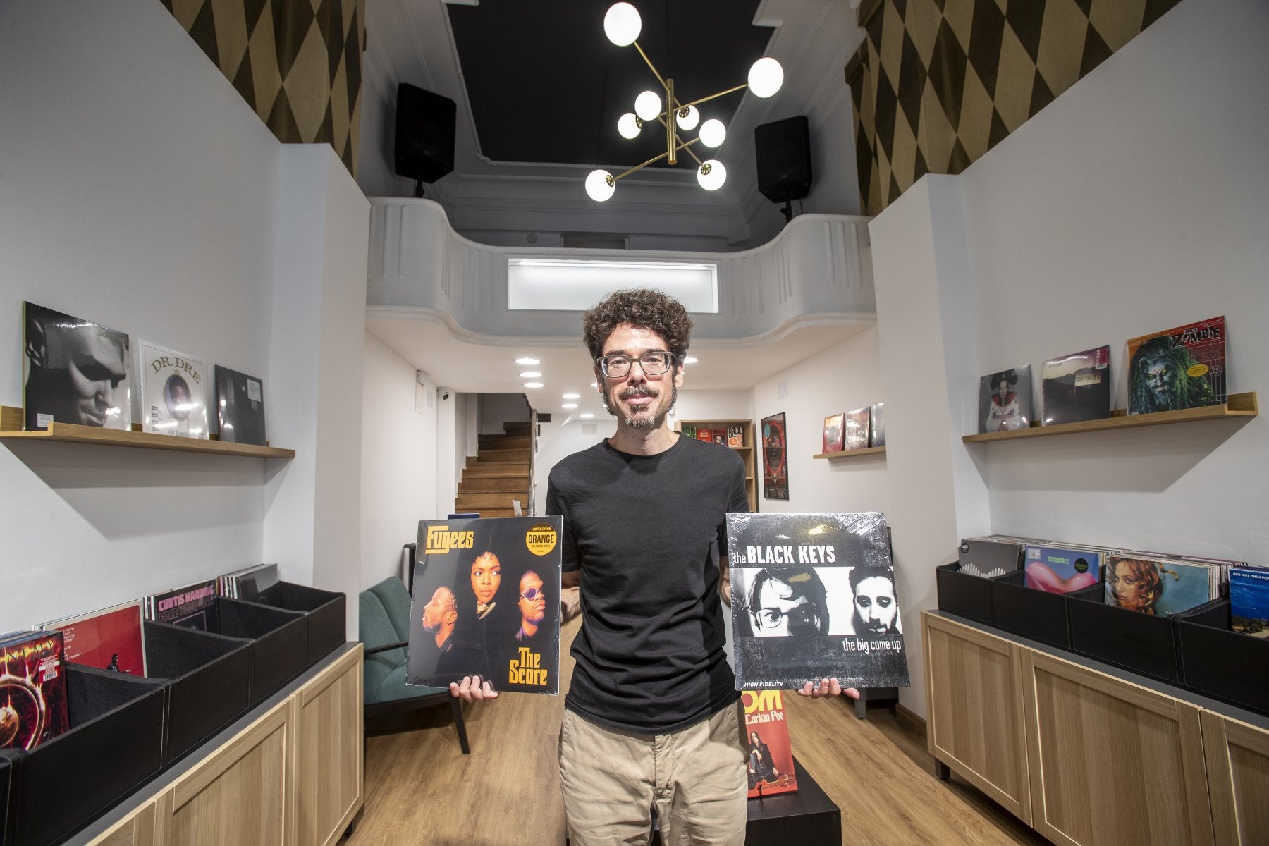 Al frente del local está Ángel González, melómano que está cumpliendo un sueño.