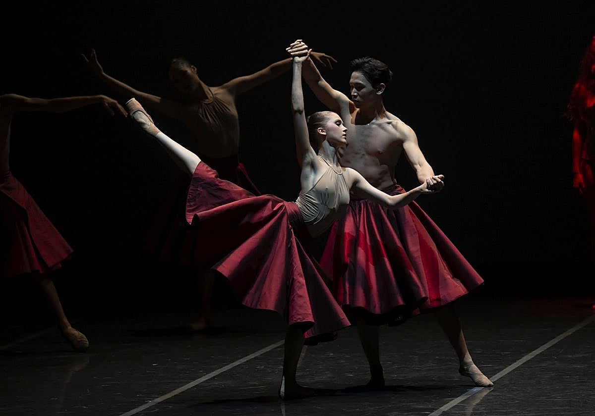 'Requin for a Rose', coreografía de Anabelle López Ochoa, durante la actuación del Ballet Junior de la Ópera de Paris