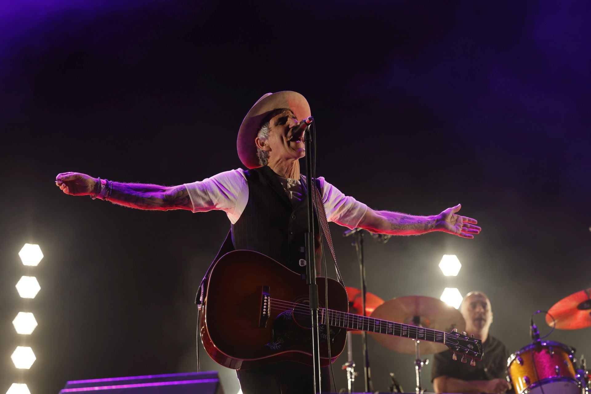 El verterano músico logró llenar de emoción a los asistentes a su concierto