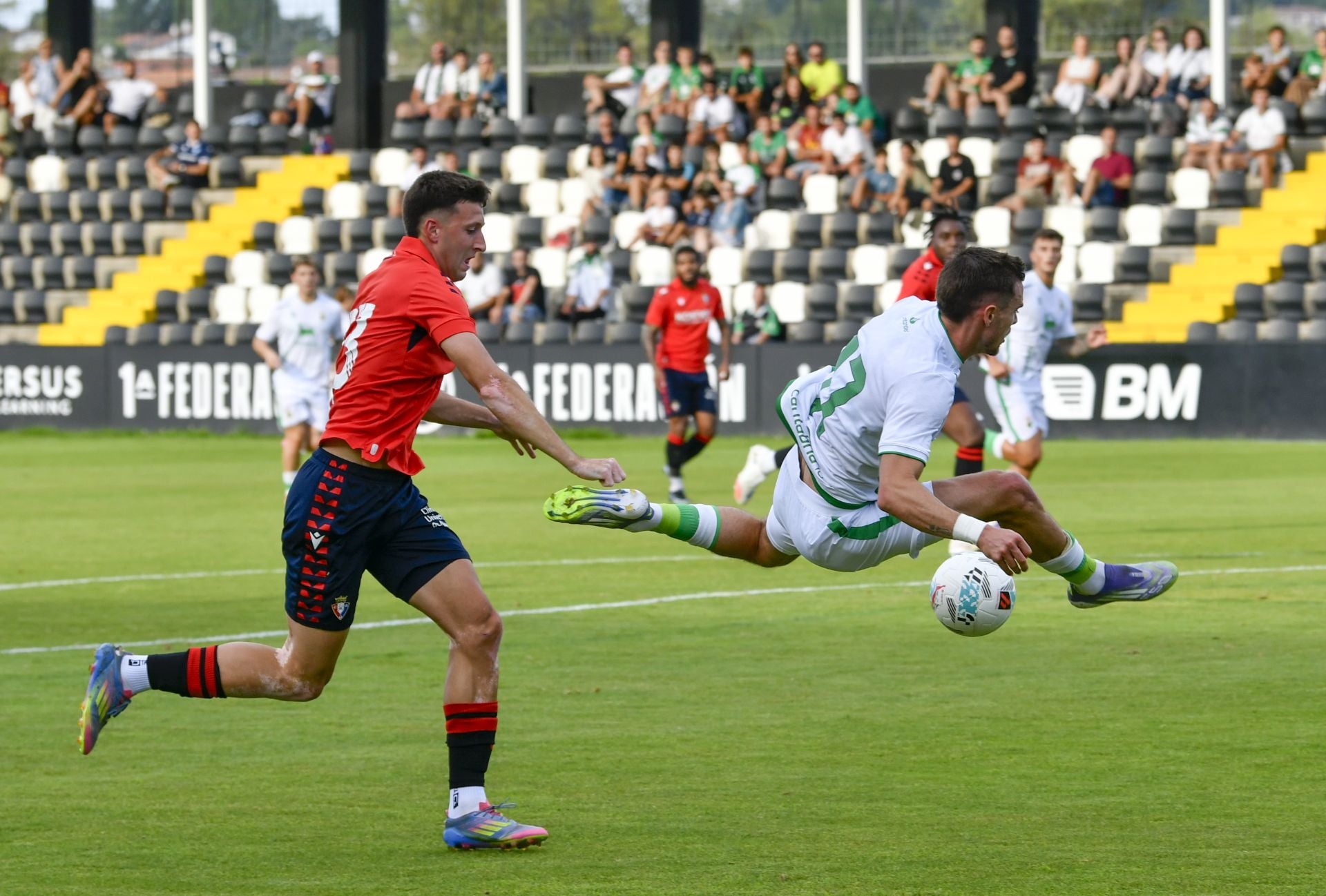 Michelin cae al suelo en una acción del encuentro ante Abel Bretones.