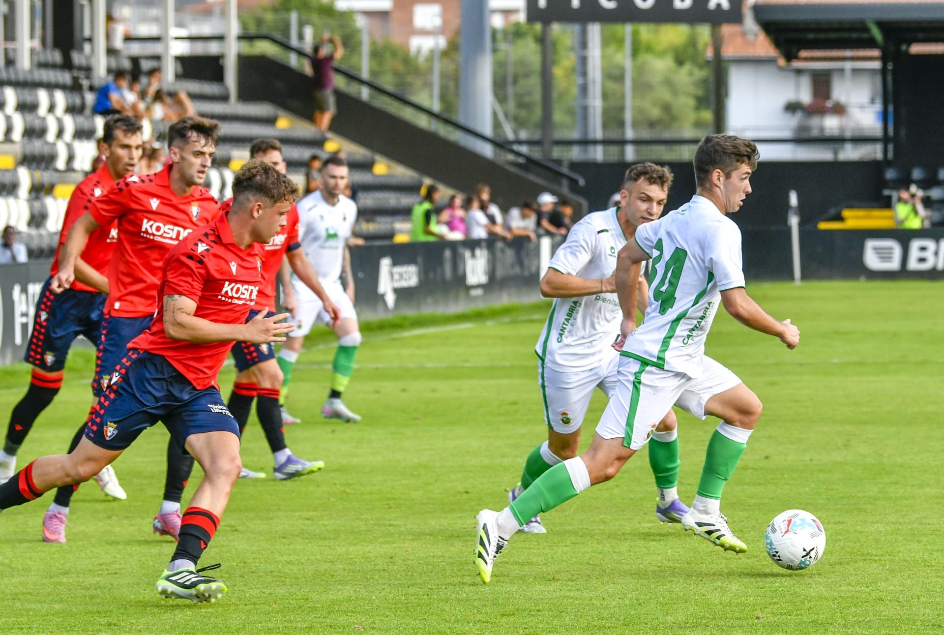 Diego Díaz, con la pelota junto a Íñigo Vicente.