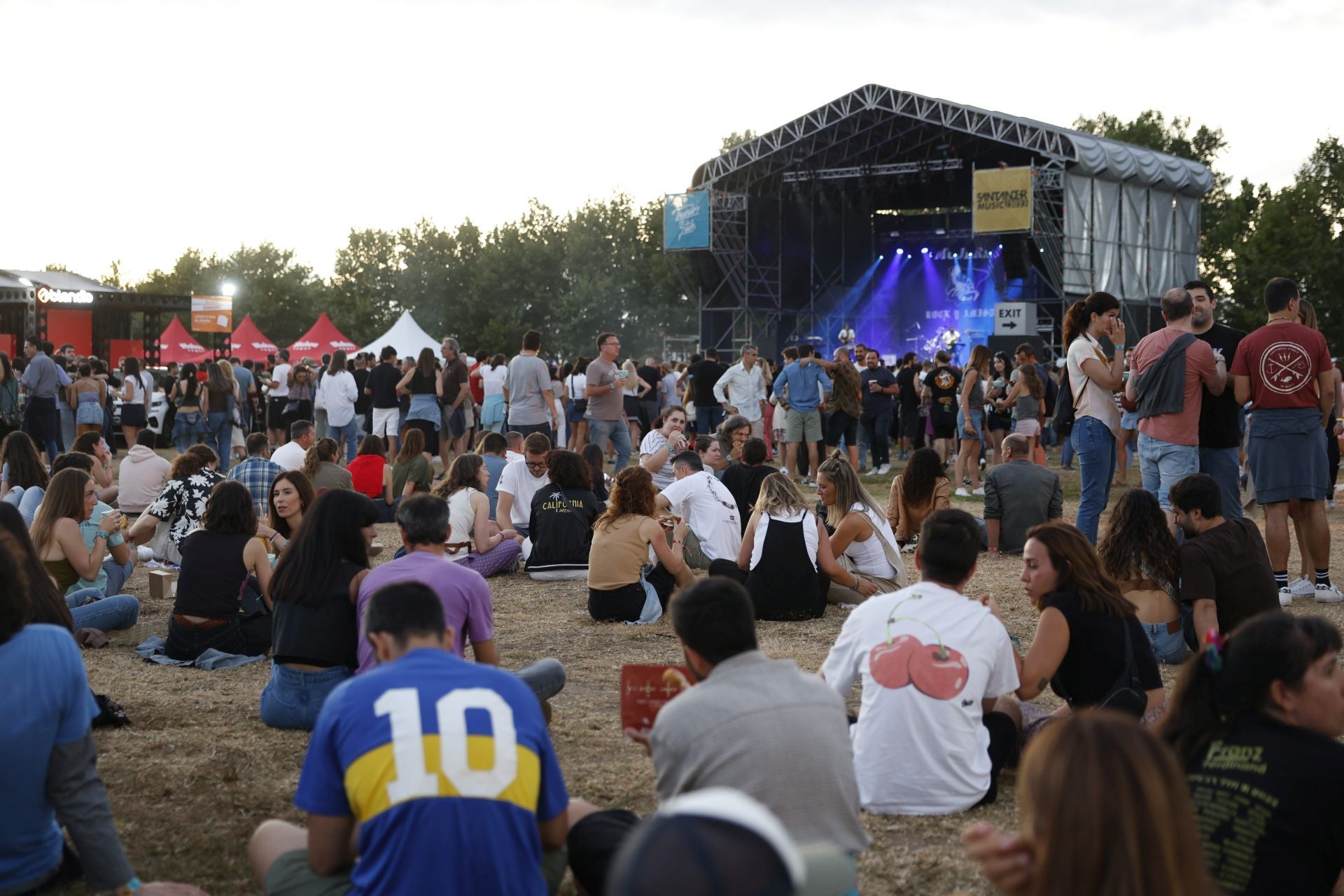 Ambiente distendido y numerosos grupos de amigos siguen los primeros conciertos.