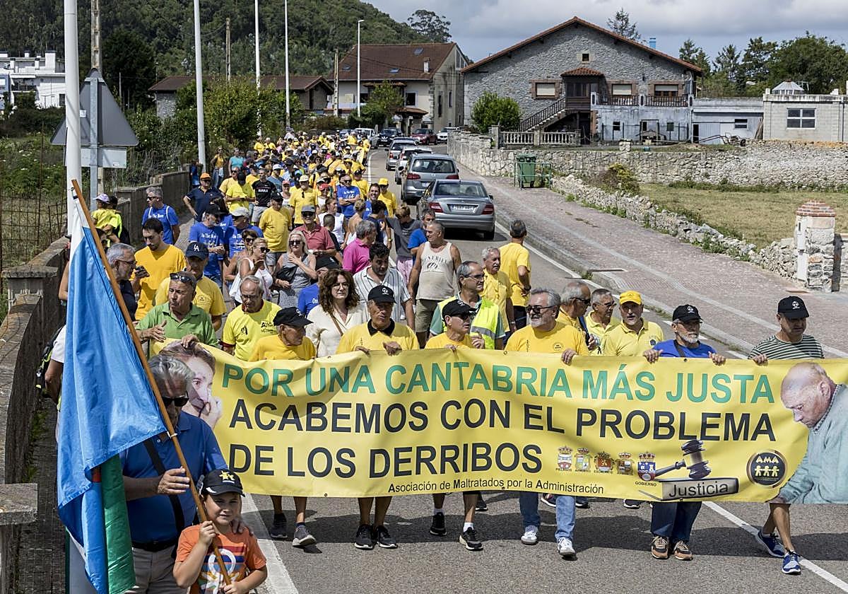 El pelotón de manifestantes en su recorrido de este sábado por Argoños.