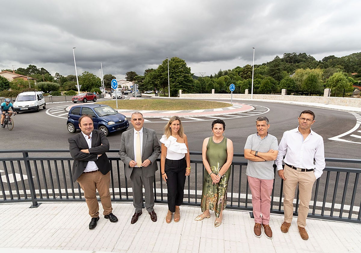 Roberto Medio y Mireia Maza, junto al resto de autoridades, ante la nueva rotonda.