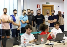 Agentes de la Policía Local amordazados para protestar contra el equipo de gobierno (PRC-PSOE), en un Pleno de hace unas semanas.