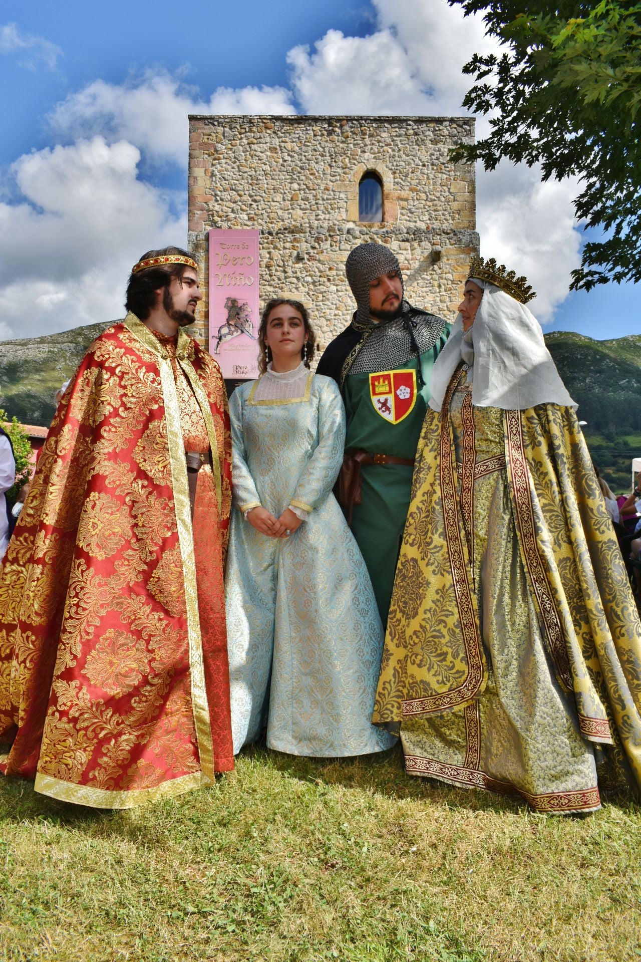 Beatriz, Los Reyes de Castilla con Pero Niño y su esposa, Beatriz de Portugal en el centro, con la Torre al fondo. 