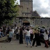 El momento en el que los asistentes acceden a la parroquia para escuchar la misa.