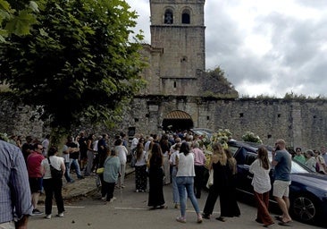 El momento en el que los asistentes acceden a la parroquia para escuchar la misa.