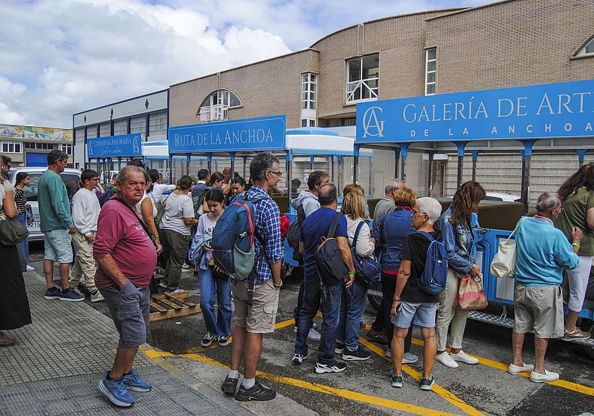 Los visitantes suben al tren para realizar la ruta.
