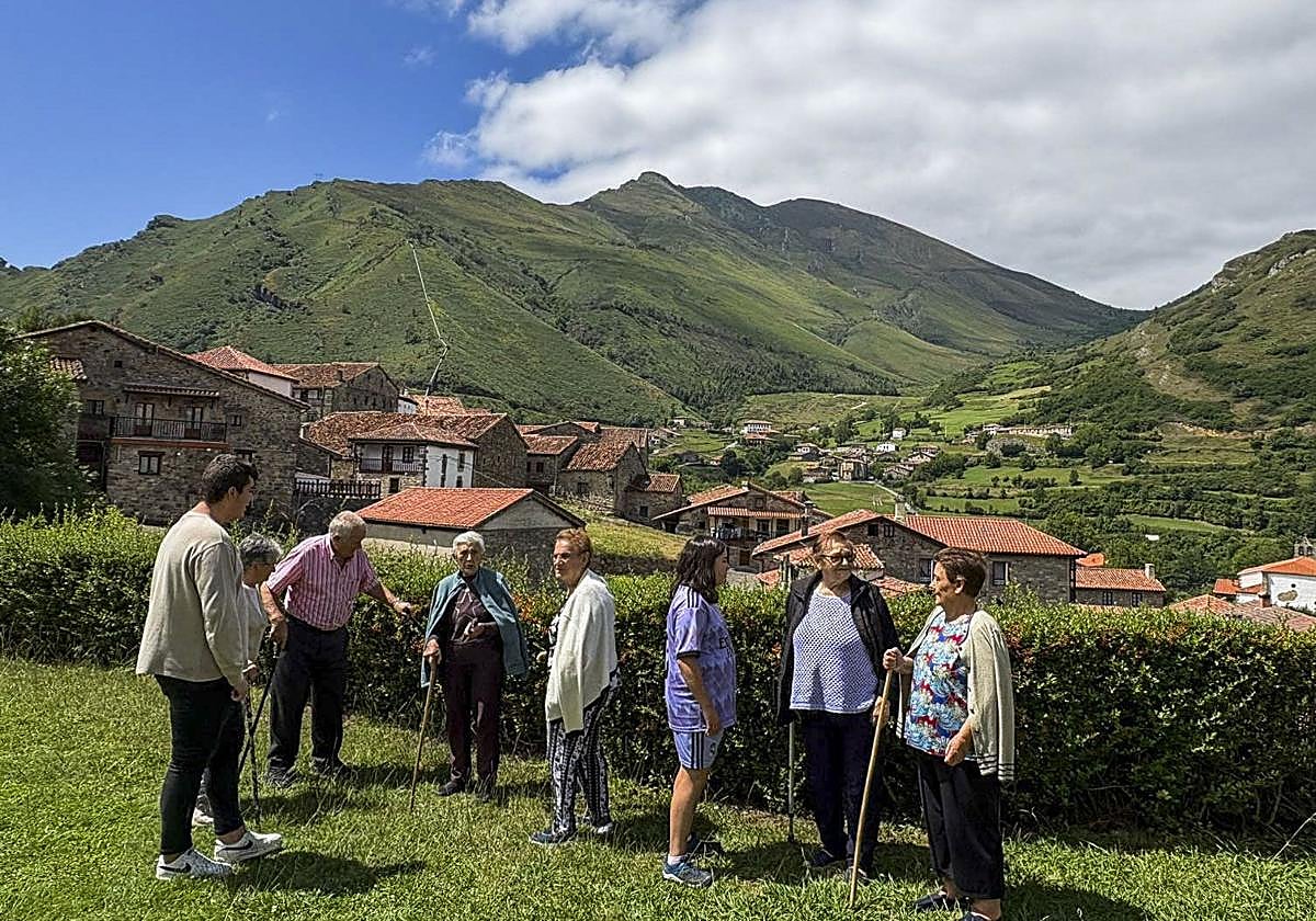 Los mayores recuerdan a los jóvenes sus vivencias en torno a La Casona de Tudanca.