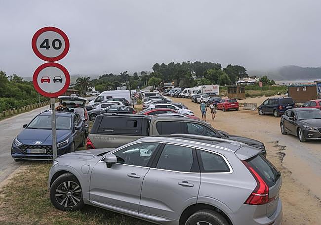 Conseguir aparcar en algunas de las playas, como en esta de Oyambre, ha sido prácticamente imposible en algunos días de julio
