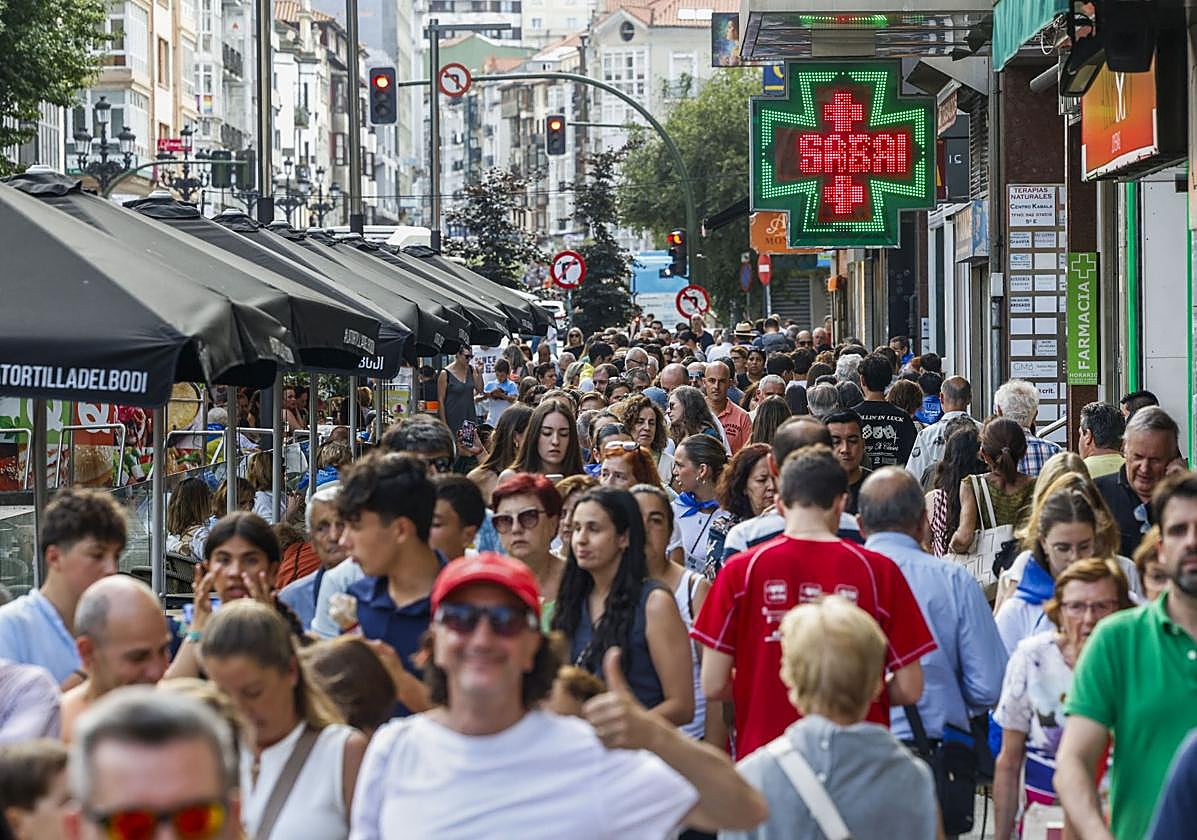 Cientos de personas abarrotan las calles de Santander durante las fiestas de la Semana Grande.