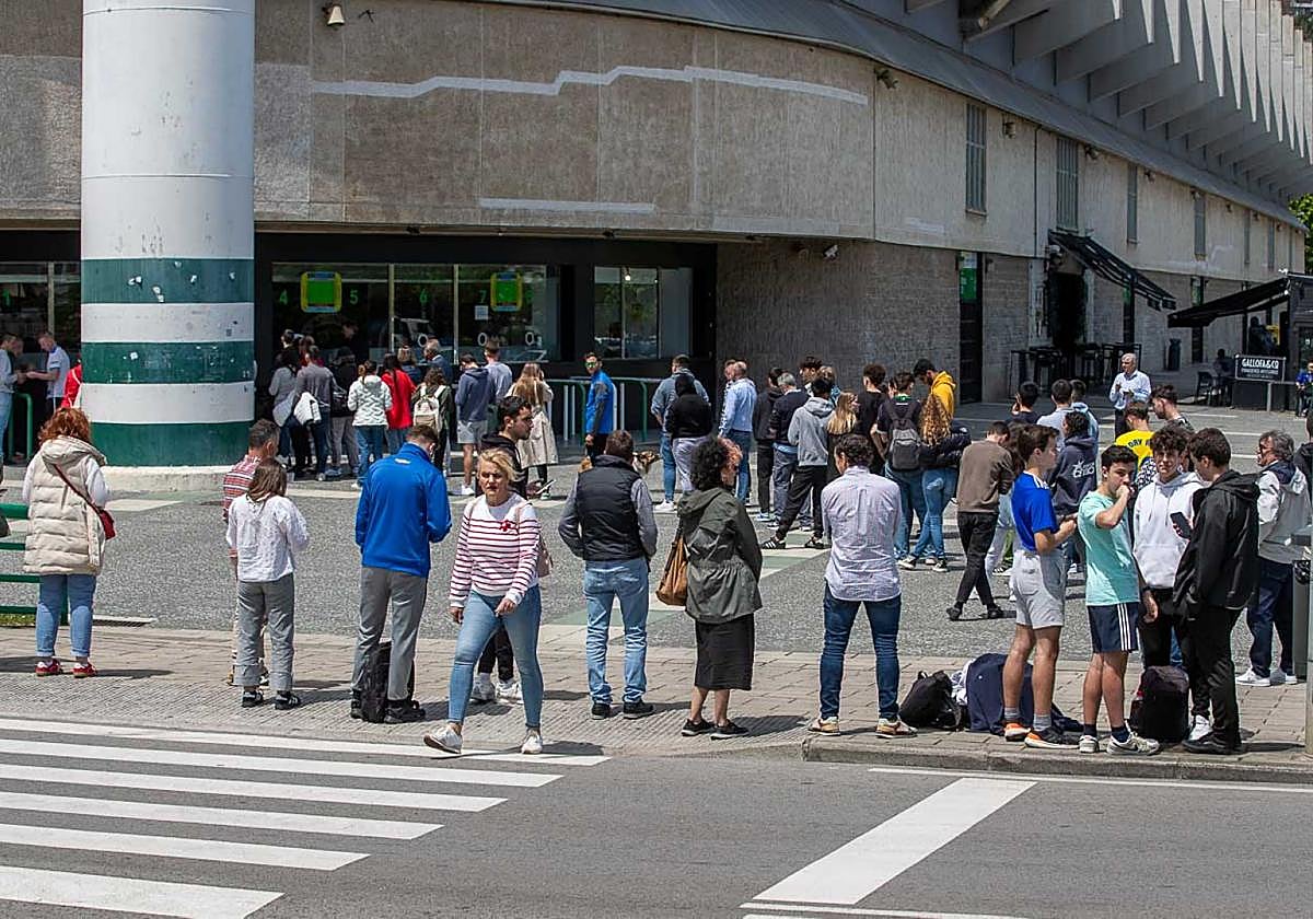 Aficionados hacen cola en las taquillas de los Campos de Sport.
