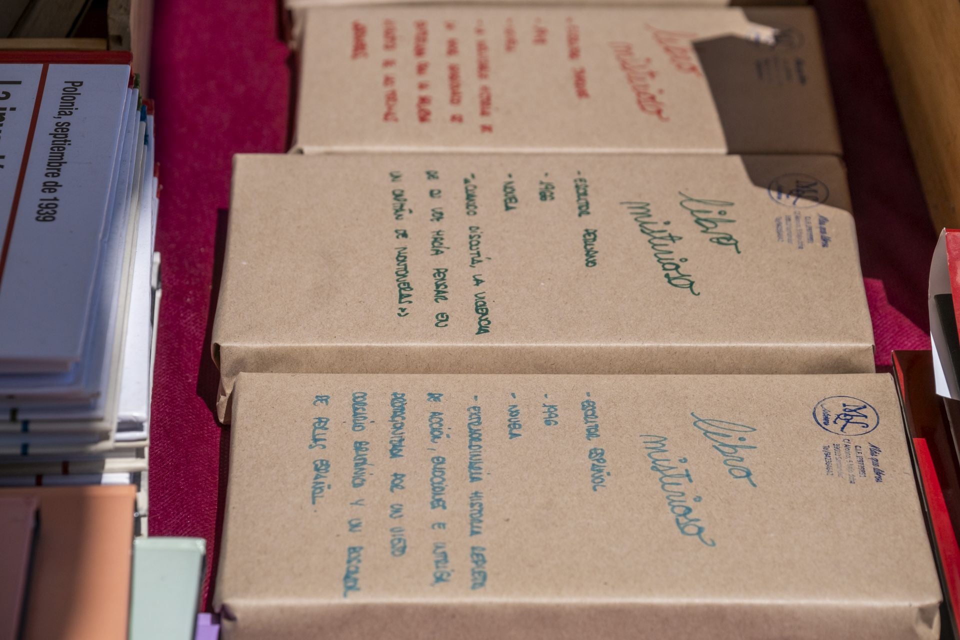 En Librería Antuñano proponen acercarse a volúmenes «misteriosos» de los que se dan unas sencillas pistas, sin desvelar de qué libro se trata. «Y funciona», dicen sus responsables.