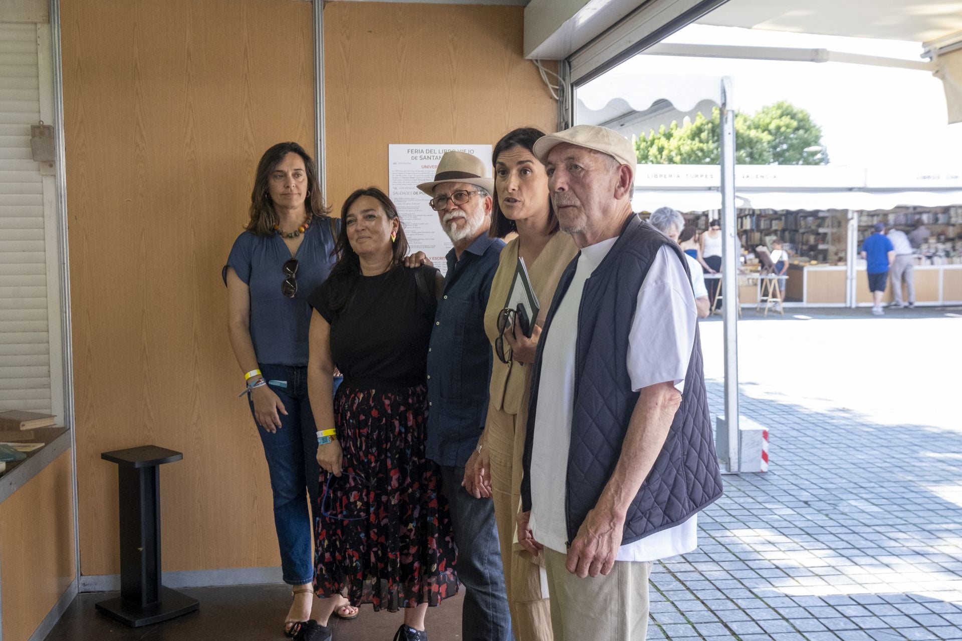 Yolanda Egoscozábal, Noemí Méndez, Francisco Roales, Gema Igual y Roberto Orallo, recorrieron la feria en la jornada inaugural. 