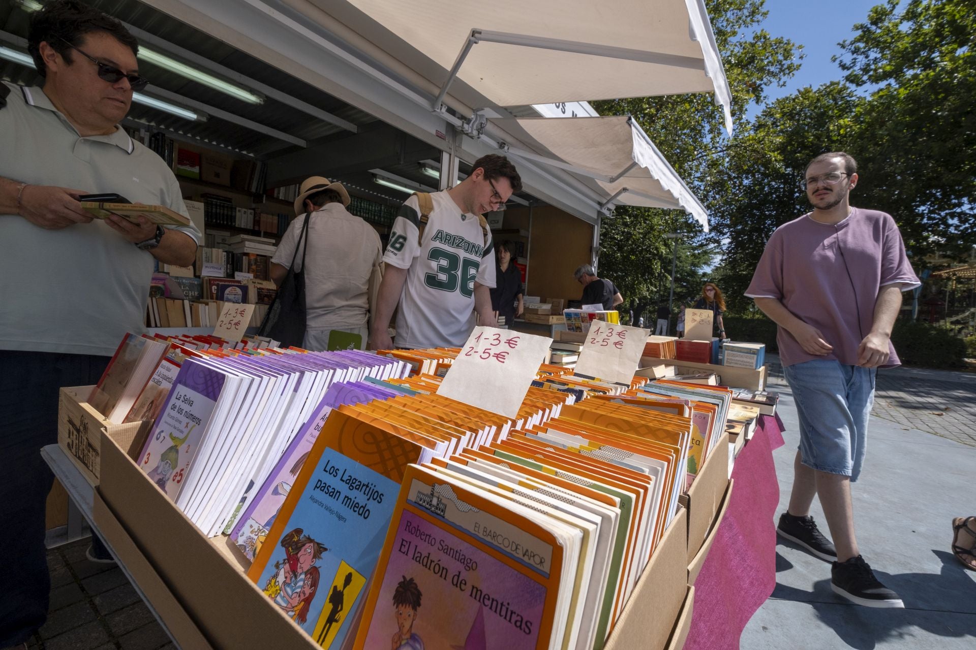 Además de las casetas, que se quedan incluso pequeñas para tantos fondos, las librerías cuentan con expositores en los que completar la oferta. 