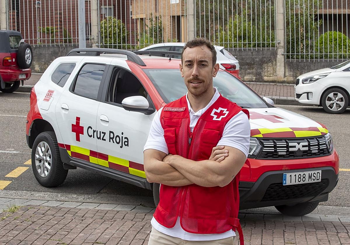 David Peinado, el pasado viernes, junto a un vehículo de Cruz Roja.