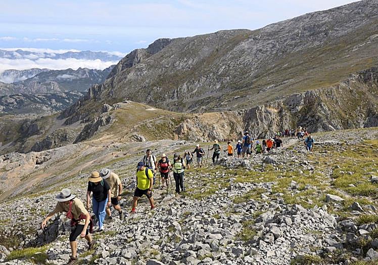 Romeros llegados de todas partes durante la subida.