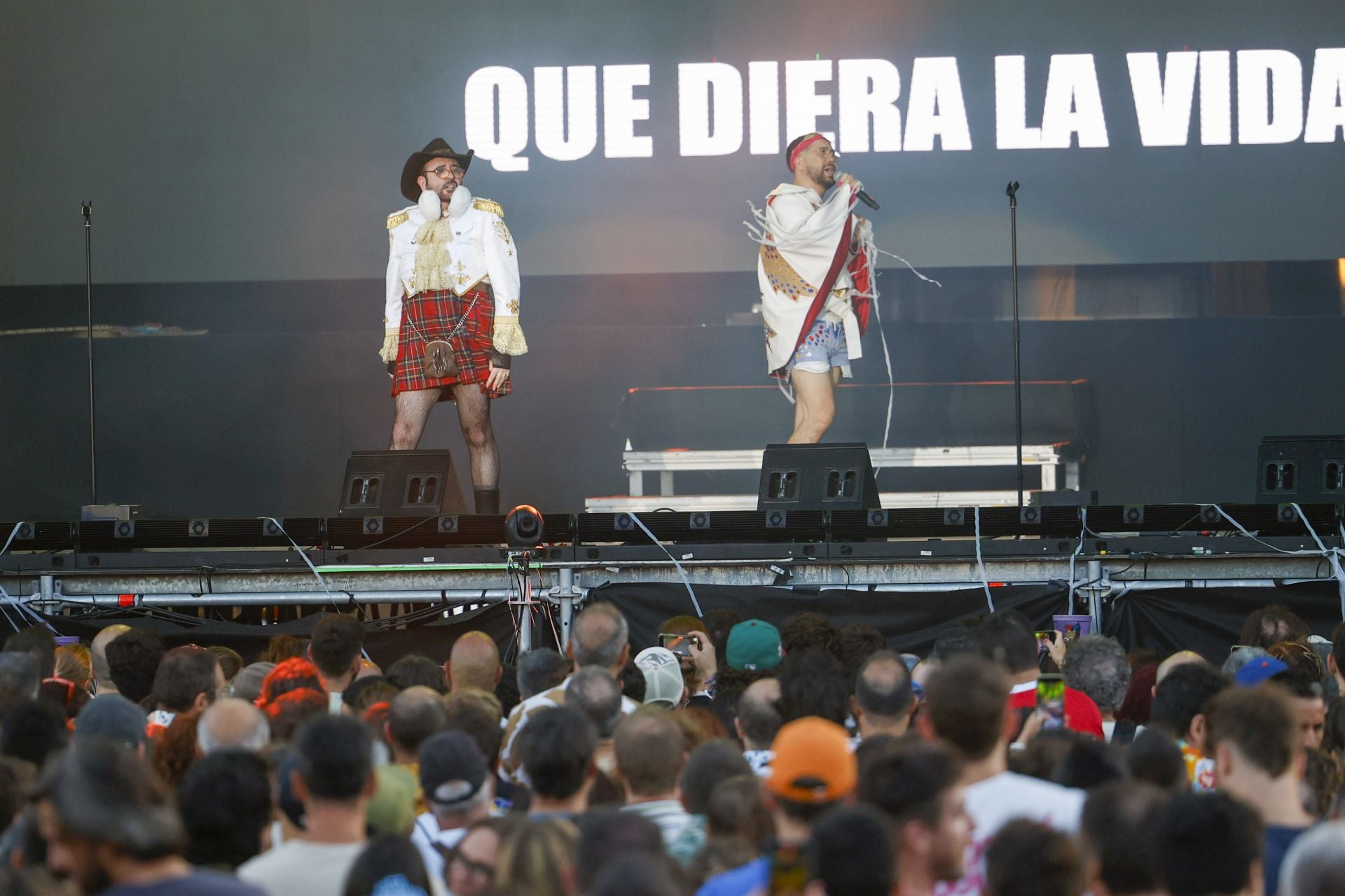 Ojete Calor hizo de su directo una performance de videojuego y parodia pop