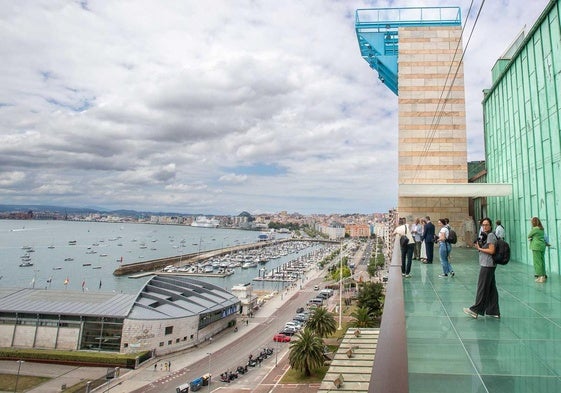La nueva terraza, con una superficie de 150 metros cuadrados, suelo de vidrio y un toldo