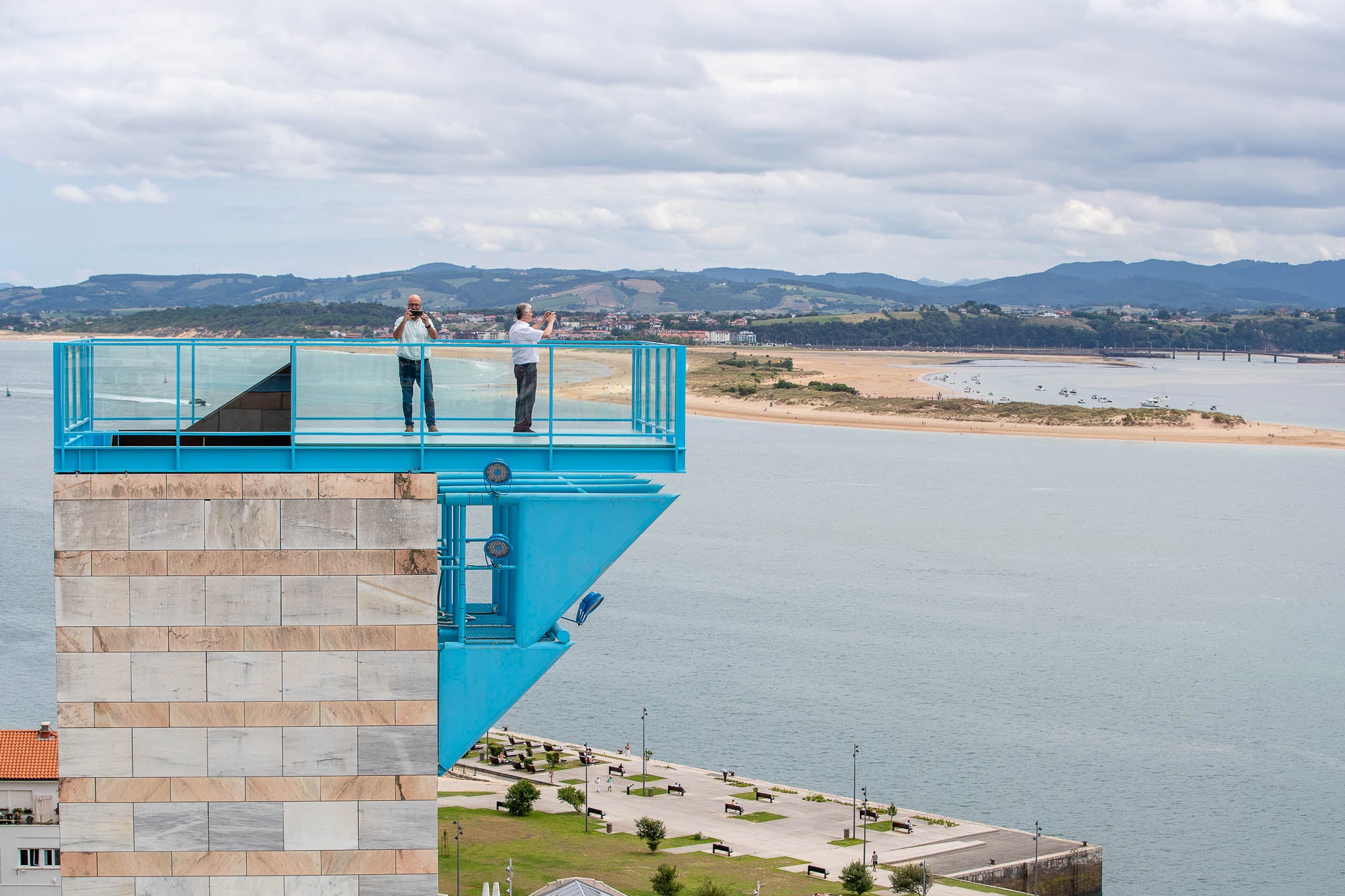 Espectacular imagen de uno de los miradores captada desde el otro, con la bahía de fondo.
